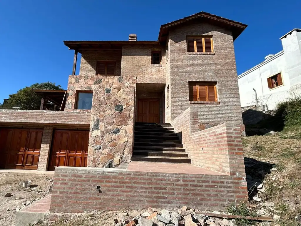 VENTA CASA 3 DORM SAN ISIDRO RIO CEBALLOS ESTRENA