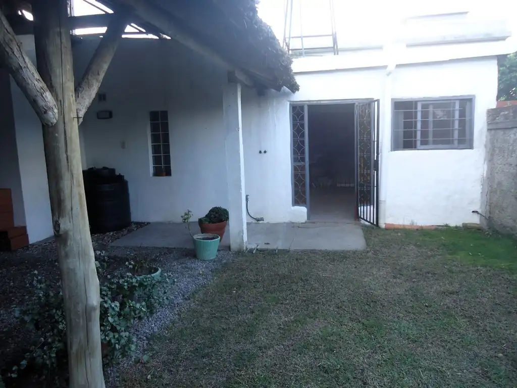 CASAS EN VENTA EN GONNET CON PILETA Y JARDIN