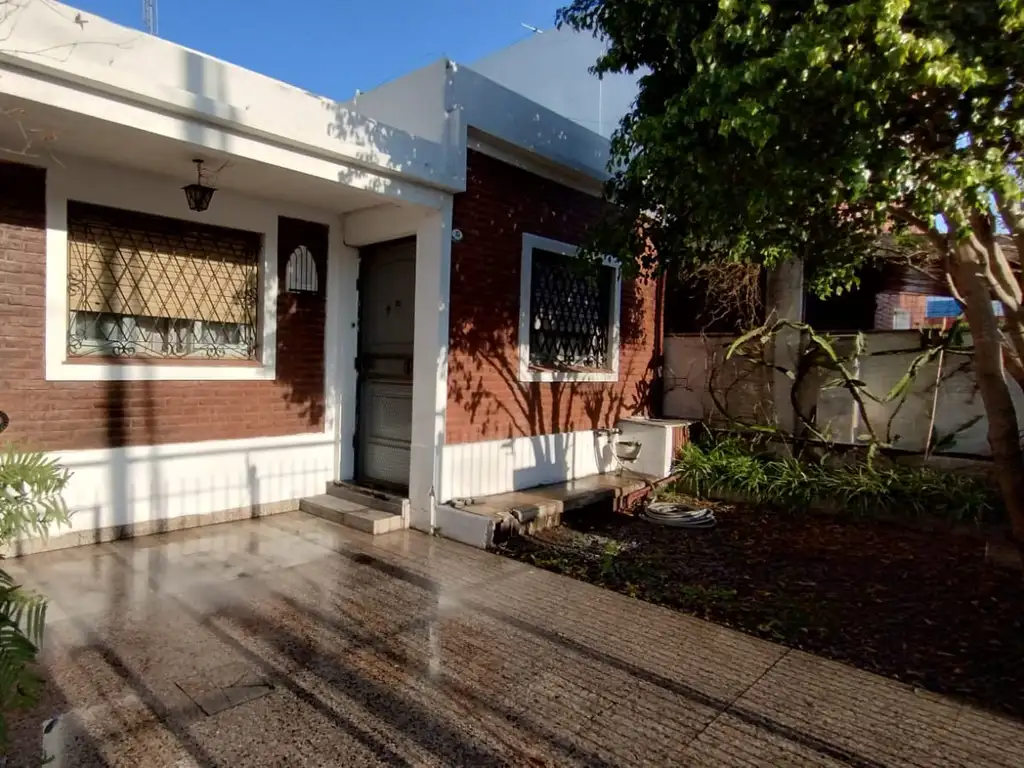 CASA a 6 cuadras de Estación 2 dormitorios, cocina comedor, baño y entrada de auto