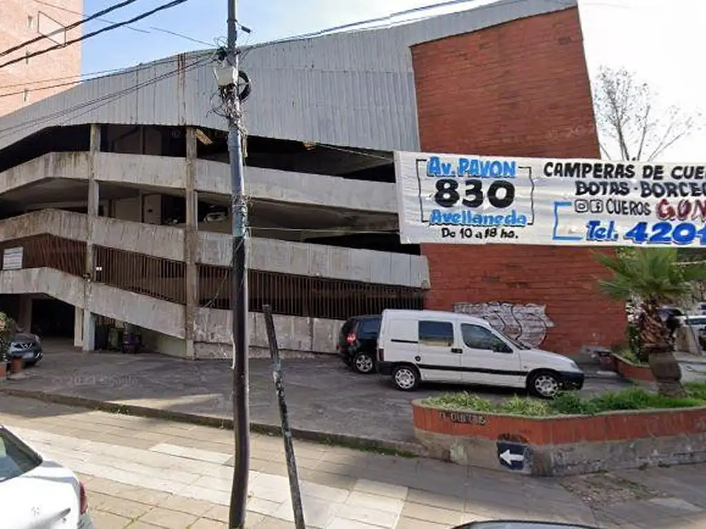 Cochera Cubierta en Primer Piso en el centro de Lanús