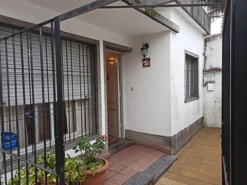 DEPARTAMENTO TIPO CASA DE 3 AMBIENTES EN VENTA - CASTELAR SUR - NUEVO PRECIO