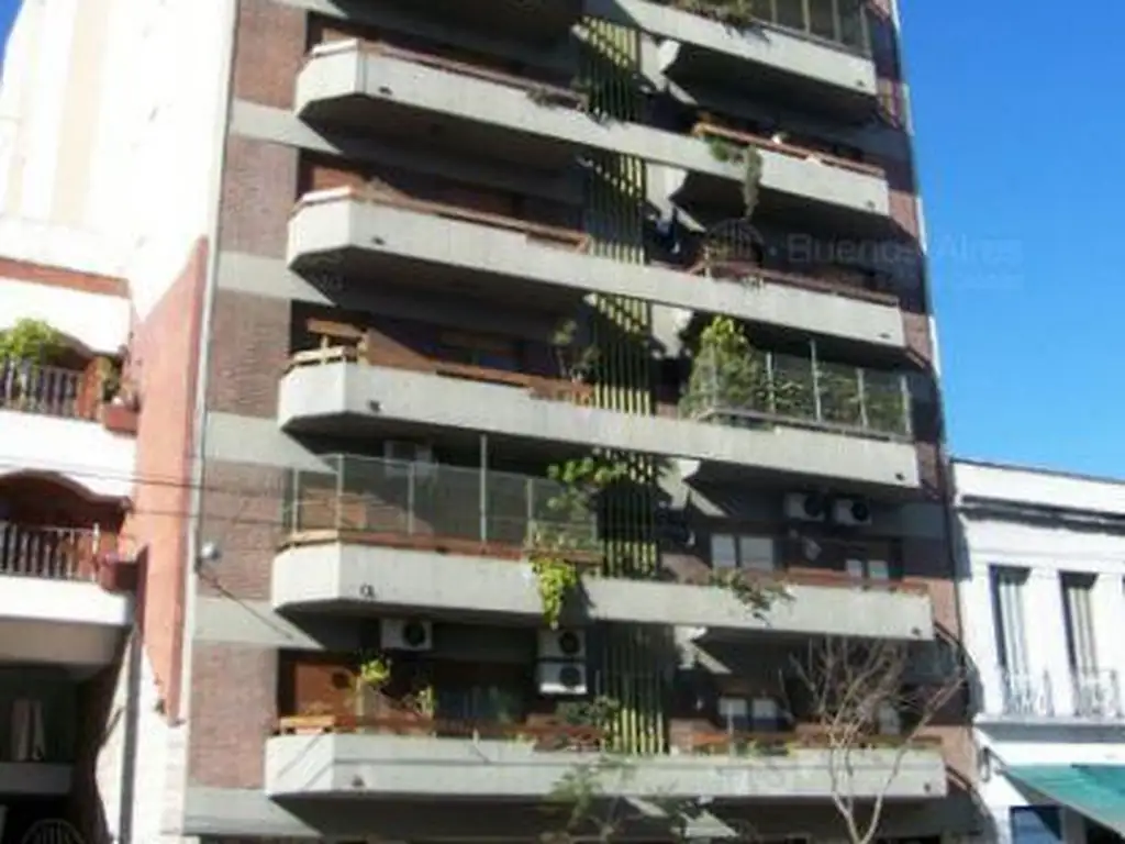 2 ambientes con vista lateral a plaza. Excelente estado del depto y el edificio!