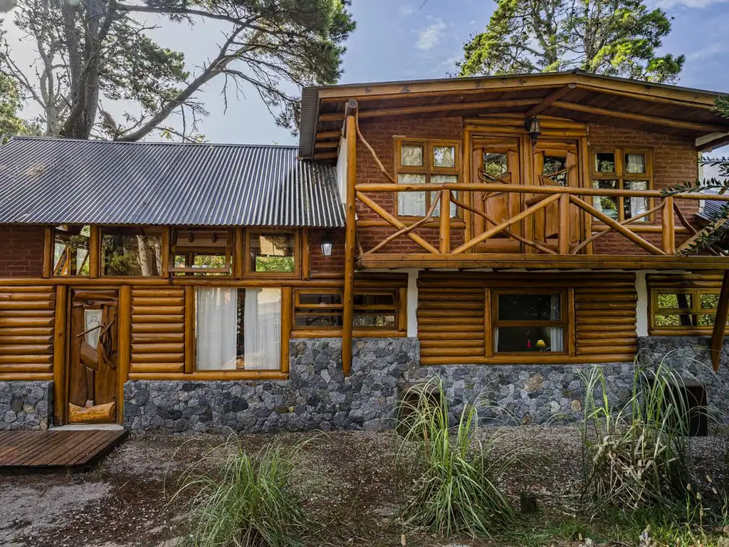 Dos cabañas de troncos a pasos del mar