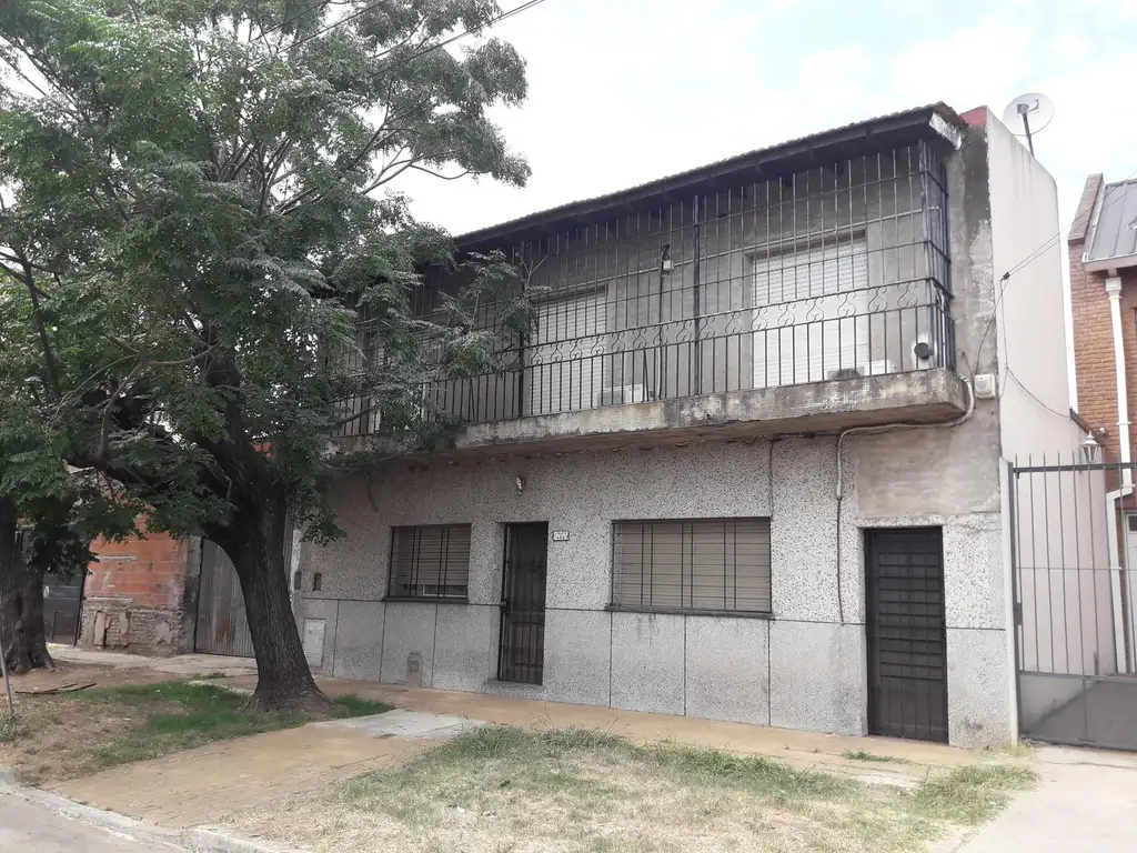 Venta de Casa en lote de 400 m2 en el barrio de Tapiales