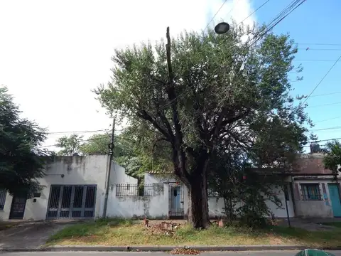 VENTA AMPLIO TERRENO Y CASA A RECICLAR ZONA OESTE