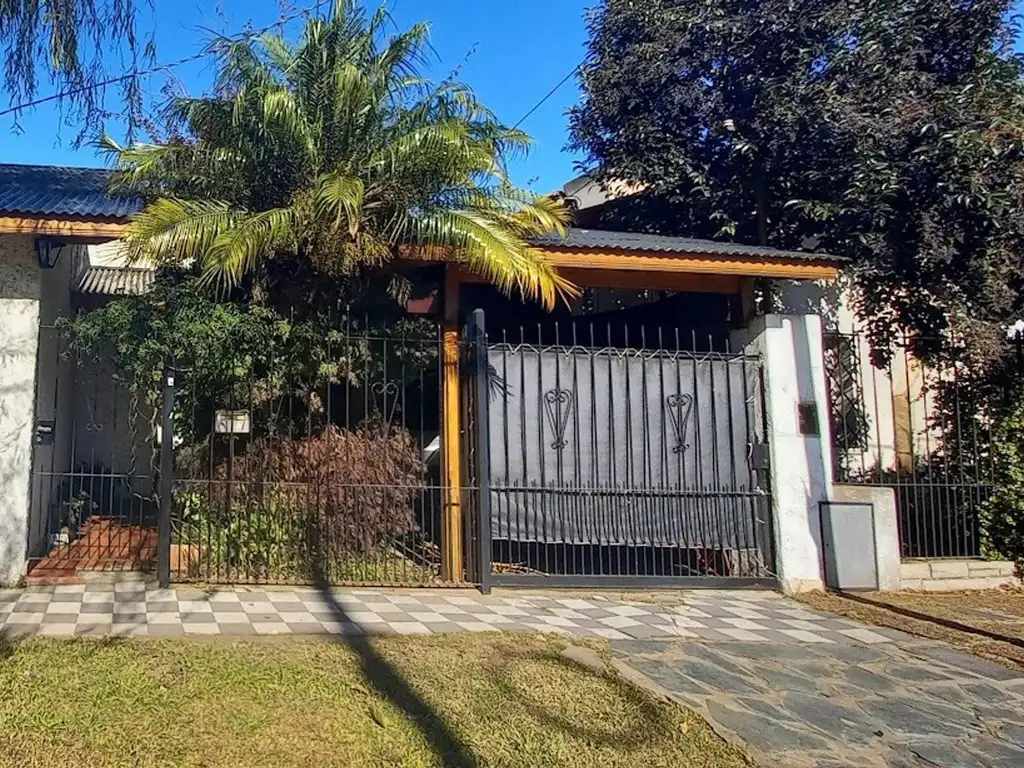 Casa con jardín trasero en hermoso barrio.