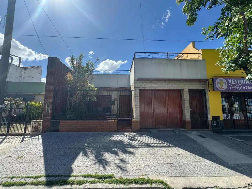 HERMOSA CASA CORTE AMERICANO 4 AMB. C/ FONDO LIBRE Y TERRAZA