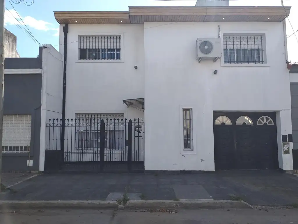 VENTA CASA 5 AMBIENTES CON FONDO, PILETA, QUINCHO CON PARRILLA Y GARAGE