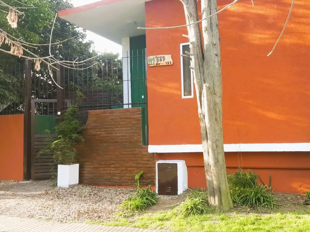 Excelente Casa de 3 dormitorios, 4 ambientes con terraza privada - No paga expensas - Pleno Barrio Parque Bernal