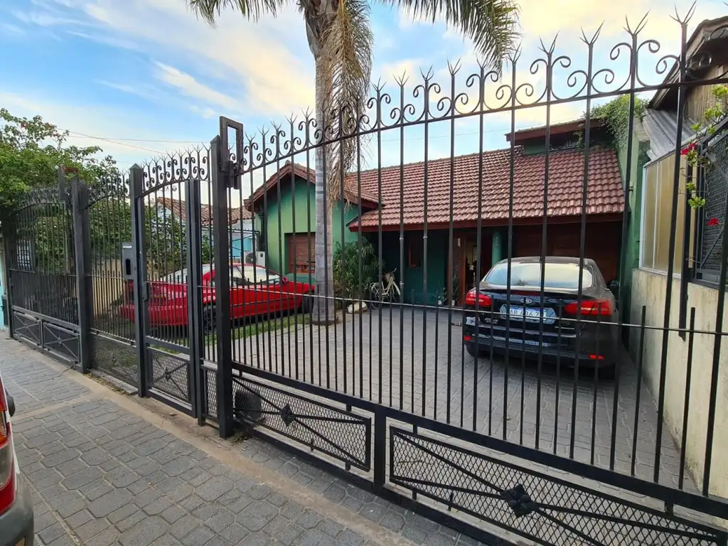 Hermosa casa sobre Alem, a metros de Sarmiento, Glew