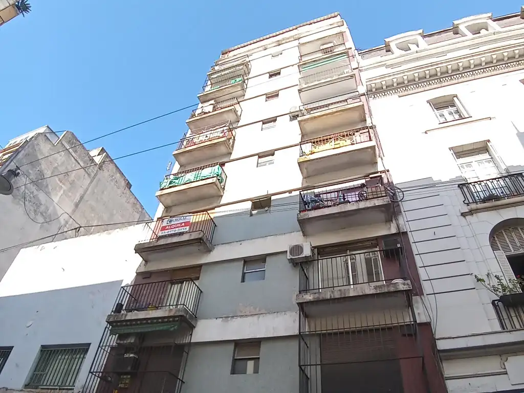 3 ambientes, al frente con balcón, lleno de luz y sol.