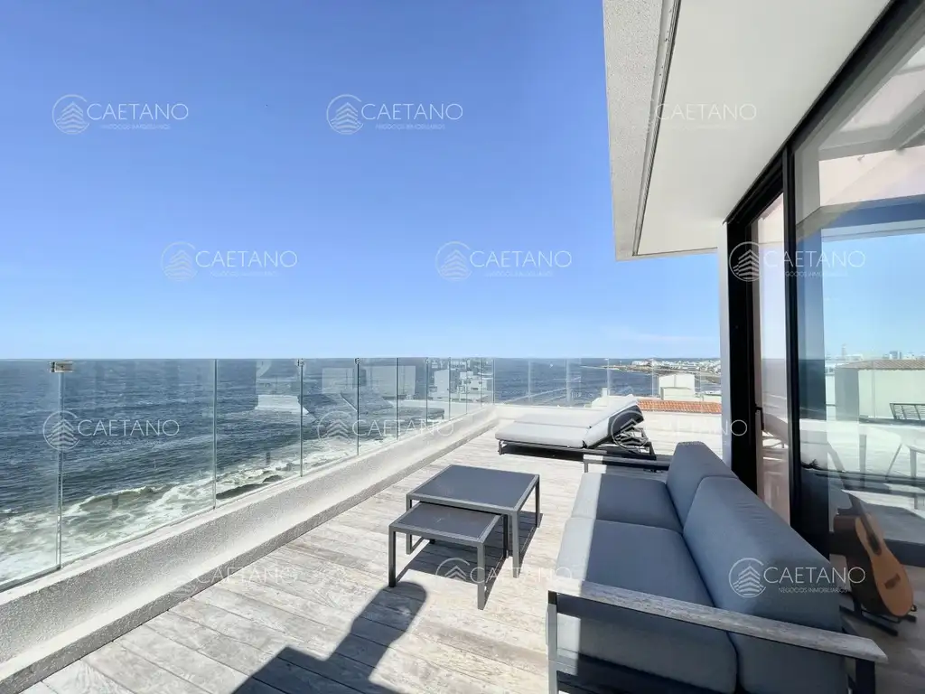 Venta apartamento 4 dormitorios, barbacoa, piscina con hidromasaje. Península, Punta del Este