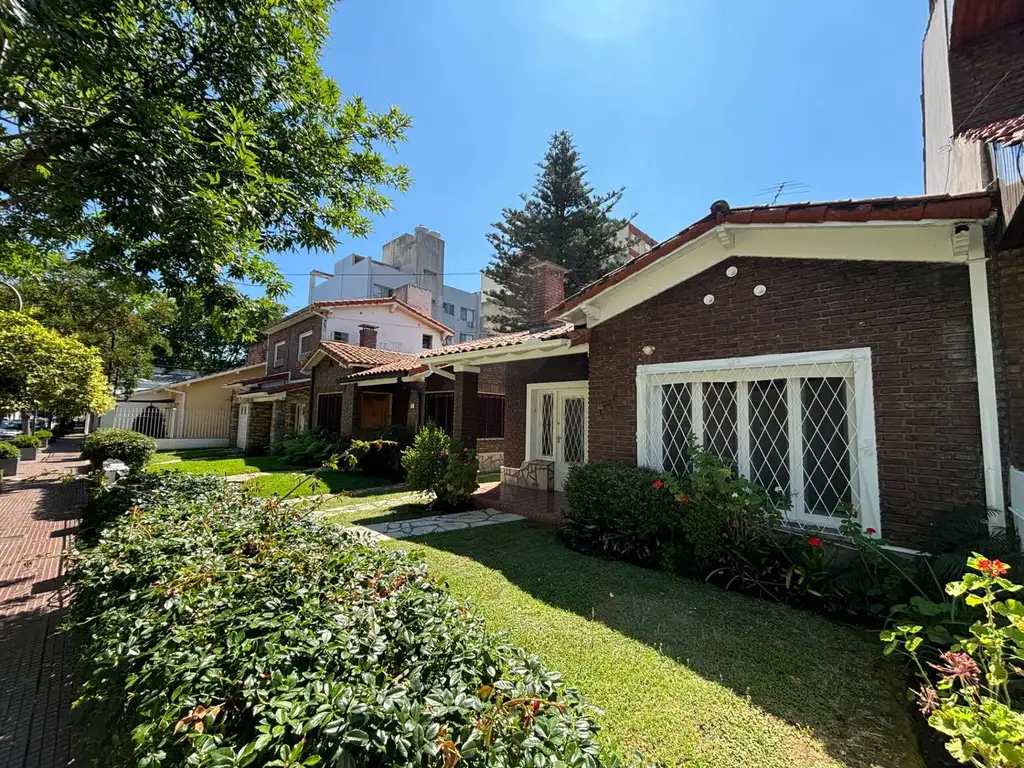 Alquiler casa 4 ambientes con jardín, piscina y cochera.