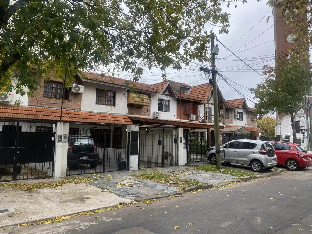 DUPLEX DE TRES AMBIENTES CON GARAGE Y MONOAMBIENTE AL FONDO