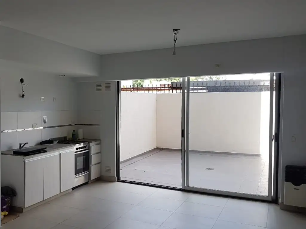 VENDO EXCELENTE DEPARTAMENTO MONOAMBIENTE CON PATIO EN FLORESTA