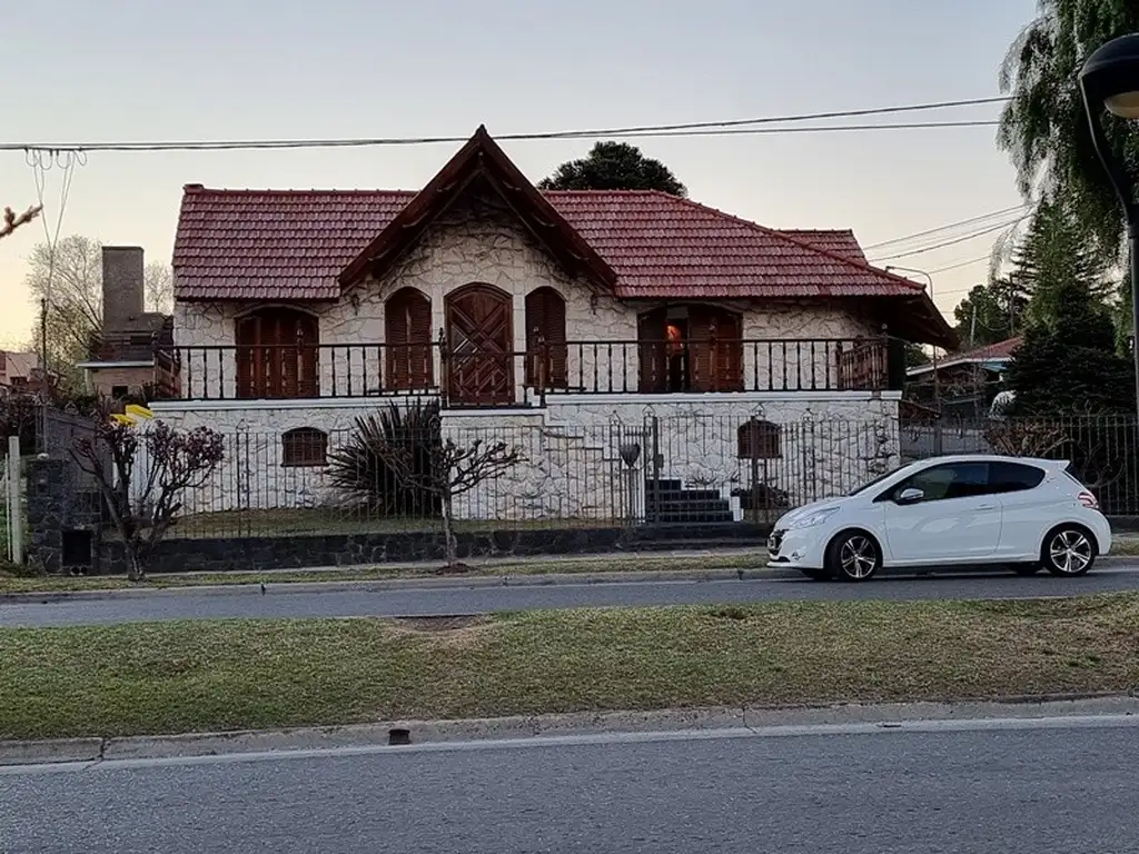 Excelente casa de categoría en Villa Carlos Paz en venta