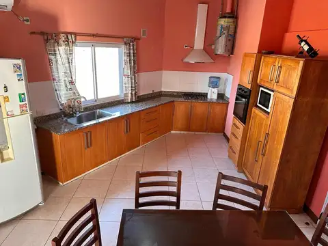 Casa en venta - 2 Dormitorios 2 Baños - Cocheras - 372Mts2 - Villa Italia, Tandil