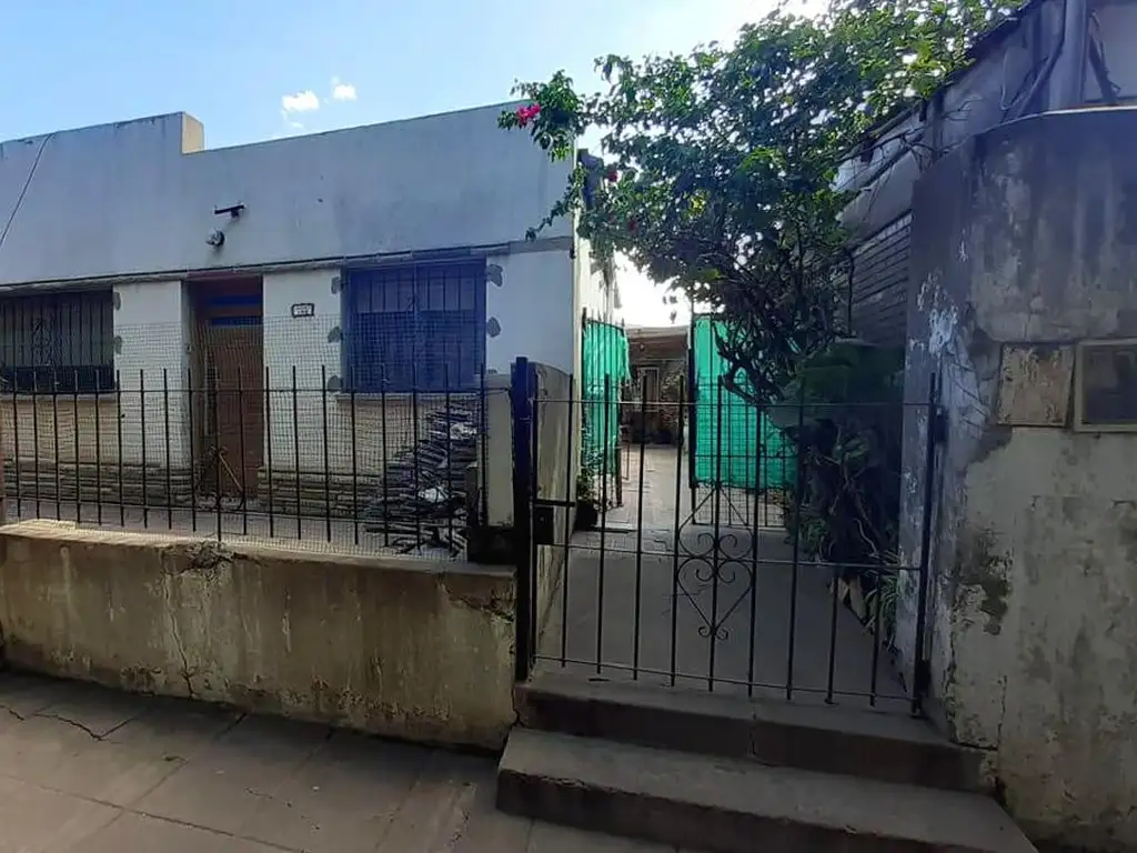 OPORTUNIDAD  2 Casas a la venta a Reciclar sobre un terreno de 233 m2 Zona Céntrica - Cañuelas