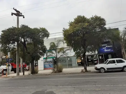 Local comercial esquina, sobre Recta Martinolli 5500