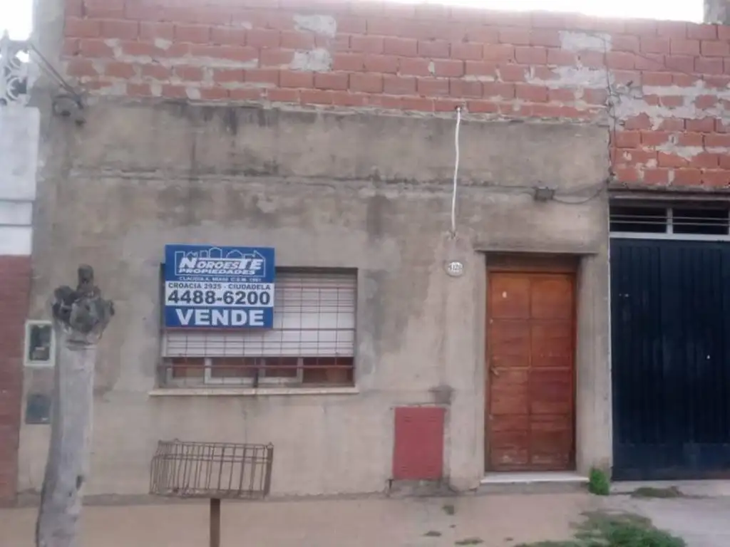 Casa lote propio de 4 ambientes con galpón al fondo , y entrada de vehículos.