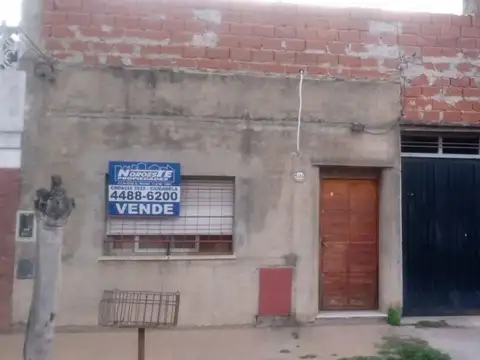 Casa lote propio de 4 ambientes con galpón al fondo , y entrada de vehículos.