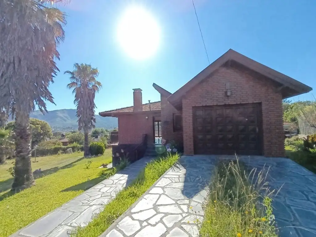 VENTA CASA DE 4 DOR 4 BAÑOS LOTE 1387 M2 LA FALDA