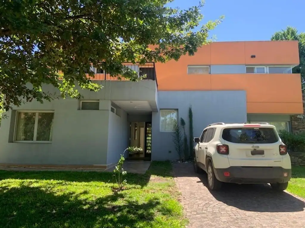 Excelente casa en venta de 7 ambientes en Buen Retiro