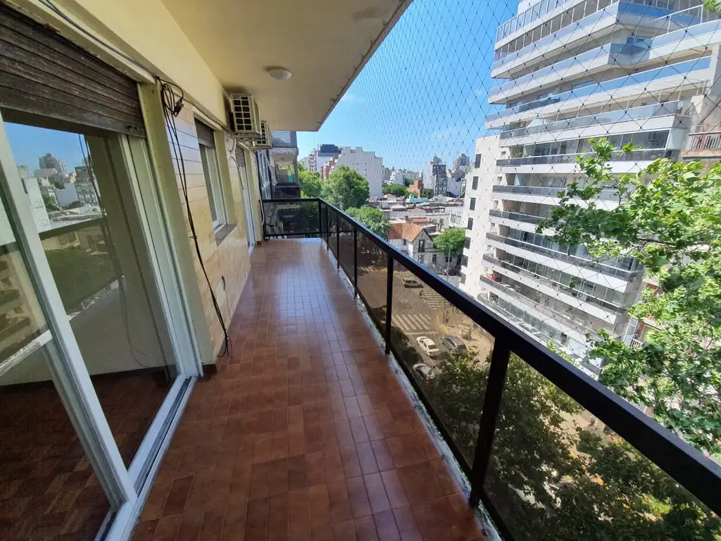 HERMOSO 4 AMB   72 MTS CON COCINA EQUIPADA BAÑO TOILETTE Y BALCON CORRIDO AL FRENTE