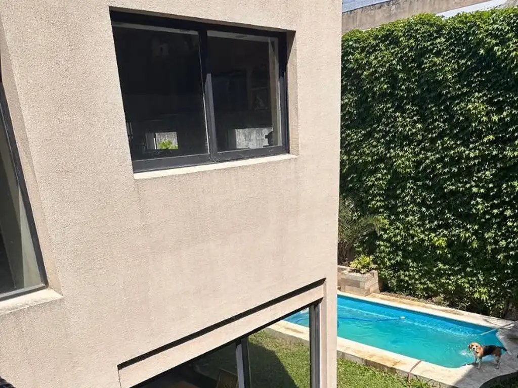 HERMOSA CASA DE 4 AMB. CON PILETA, PATIO, JARDÍN Y COCHERA!