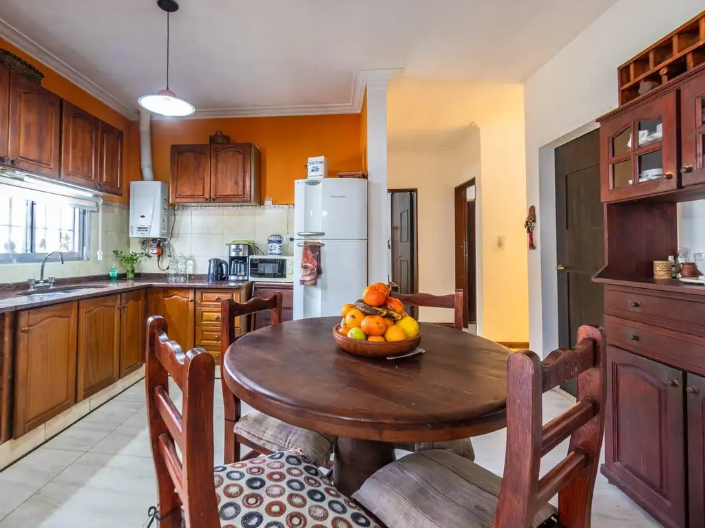 VENTA DE CASA DE DOS DORMITORIOS CON LOCAL COMERCIAL, GARAGE Y JARDIN- BARRIO LAS DELICIAS