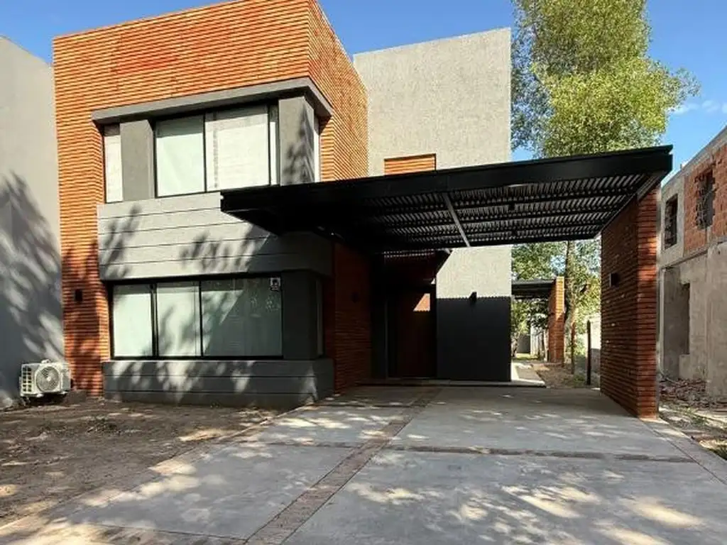 CASA EN VENTA EN BARRIO CON PORTÓN