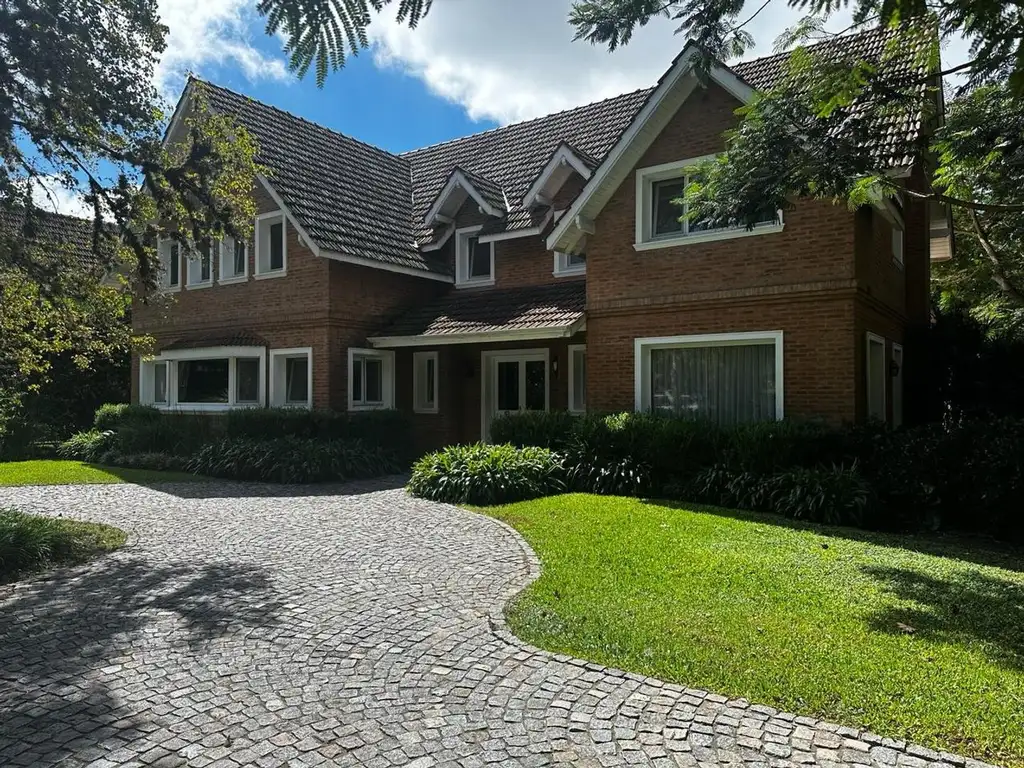 HERMOSA CASA EN BARRIO SAN JORGE