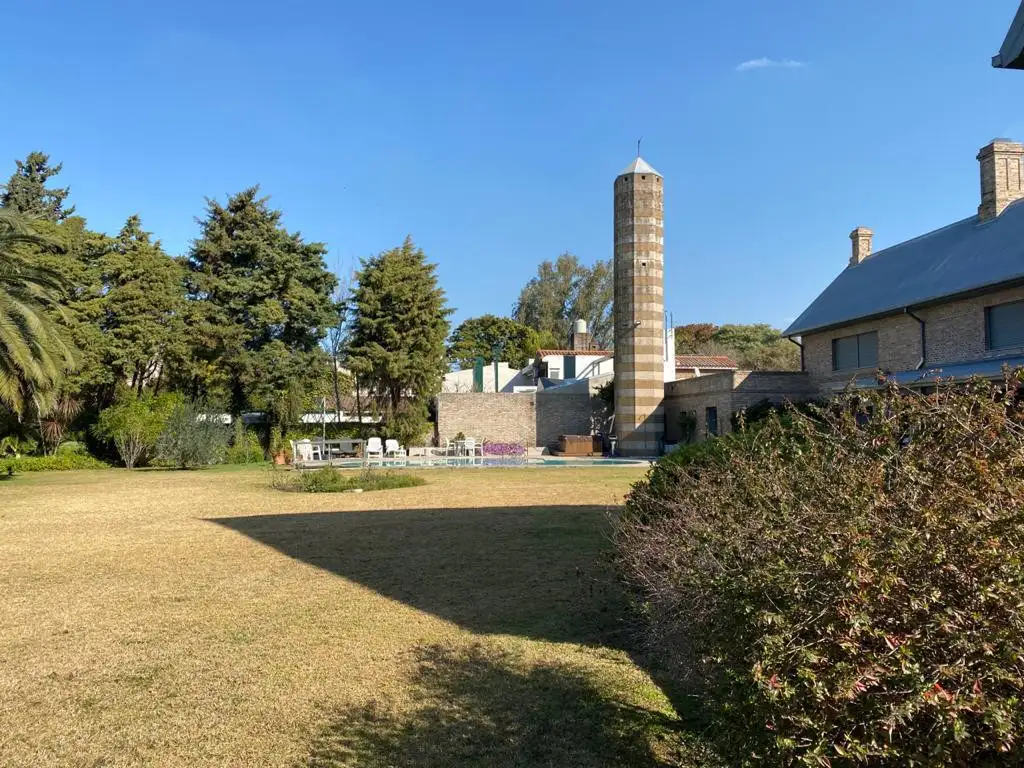 Gran casa de 5 dormitorios con pileta en Fisherton