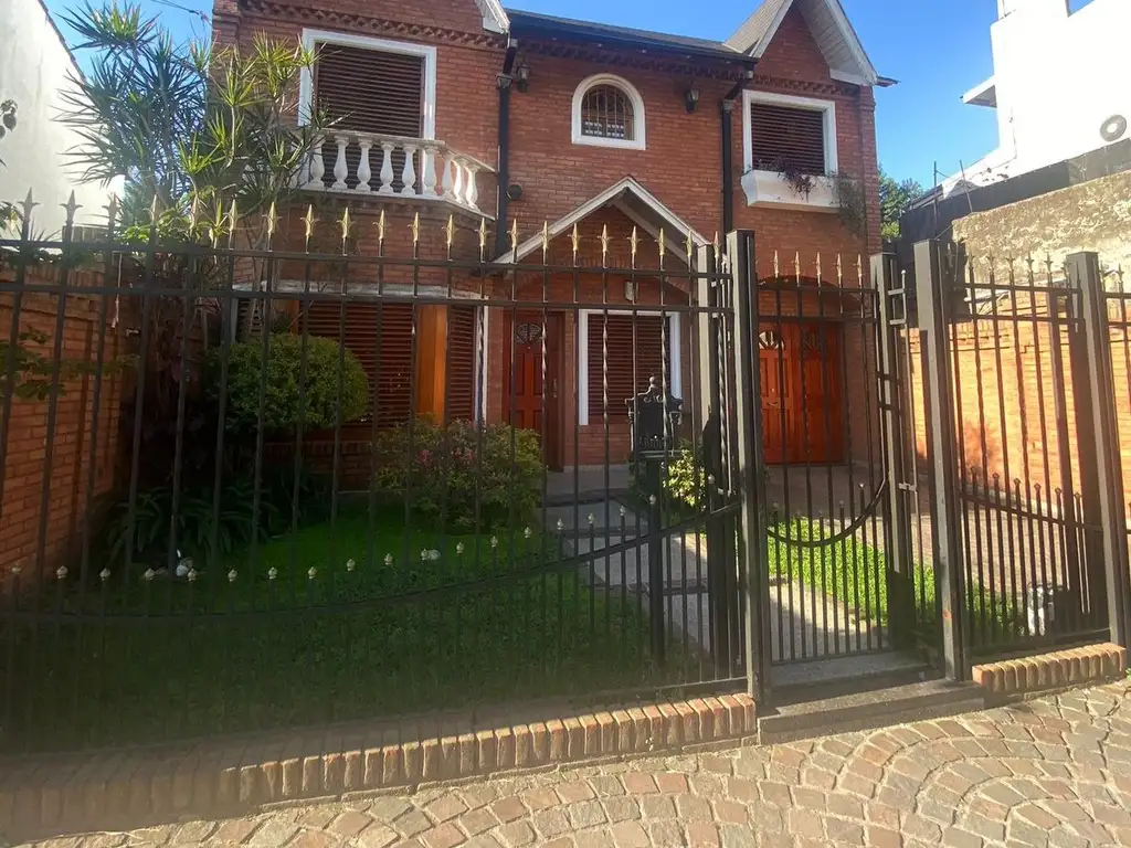 EXCELENTE CASA EN EL CENTRO DE I. CASANOVA-5AMB.