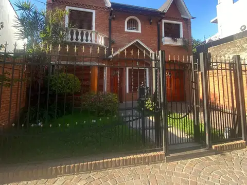 VENTA CASA 5 AMBIENTES ISIDRO CASANOVA