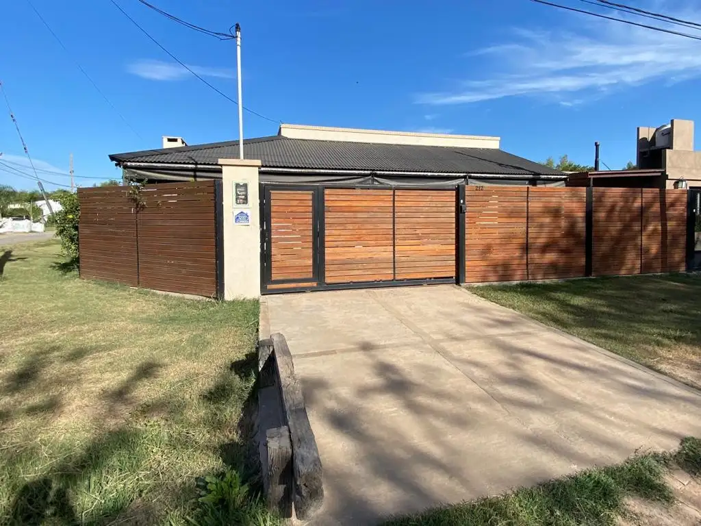 Práctica y moderna casa en venta, General Las Heras