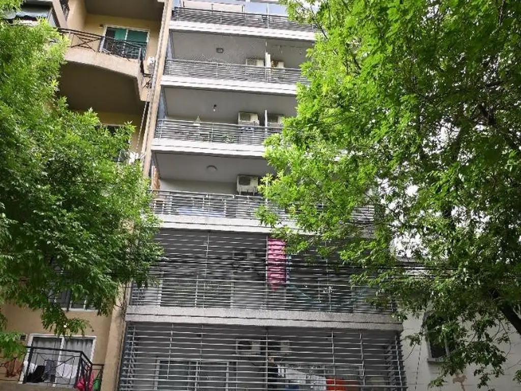 MONOAMBIENTE AL FRENTE Y CON BALCON EN ALQUILER