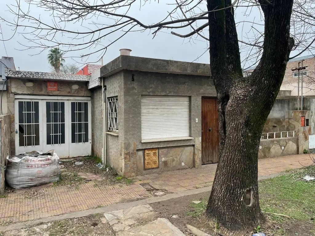 VENDO CASA A RECICLAR EN PEREZ CENTRO