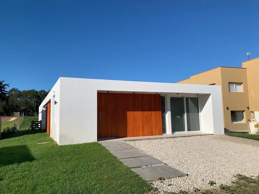 VENTA CASA 6 AMBIENTES A ESTRENAR EN COSTA ESMERALDA