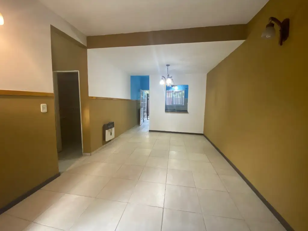 Triplex con patio y cochera, expensas bajas - DESOCUPADO