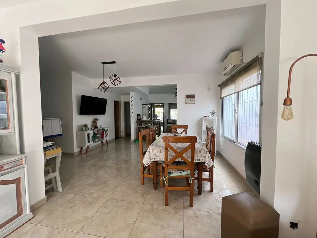 venta casa 4 ambientes con jardin  y cochera