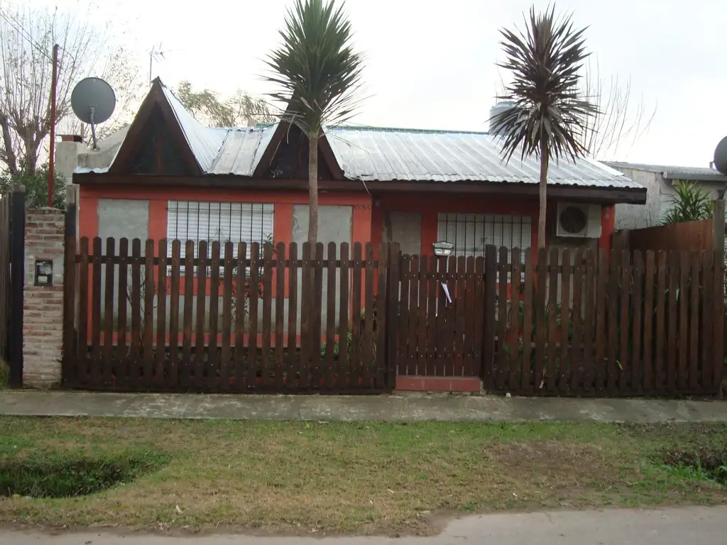 CHALET CON CERCO DE MADERA Bº LAS HERMANAS, GUTIERREZ.