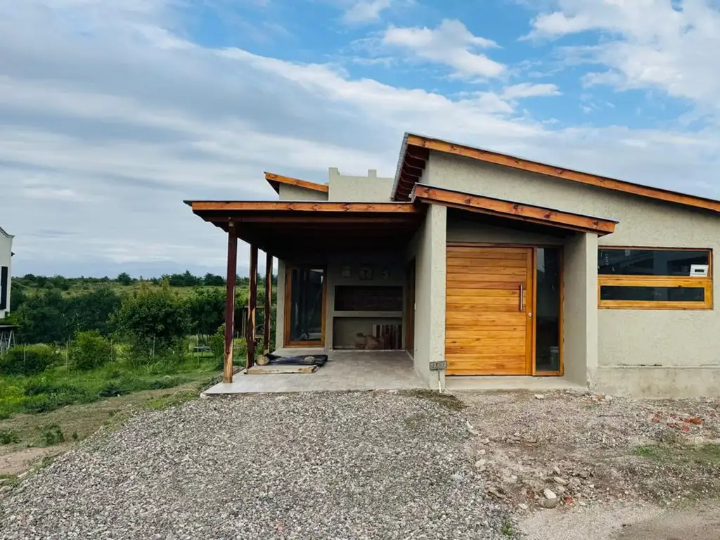 SE VENDE CASA 2 DORMITORIOS ALTOS DE LOS REARTES