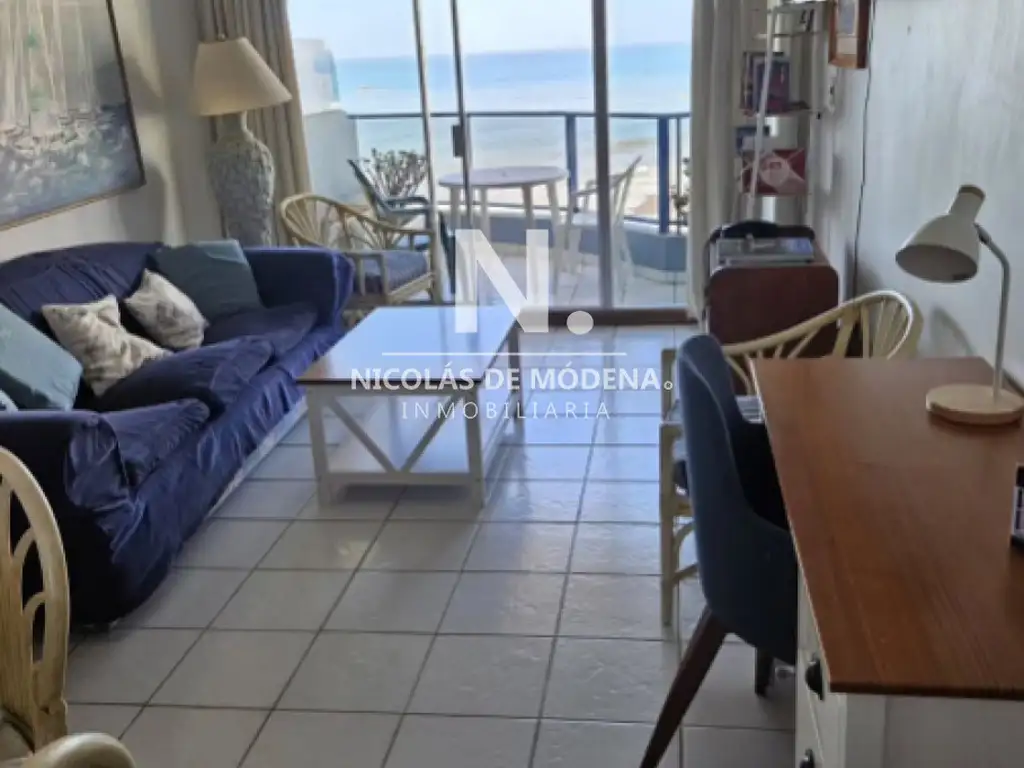 Vende apartamento en Peninsula de 2 dormitorios con excelente vista.