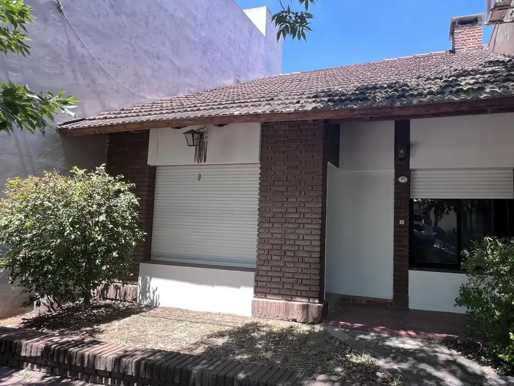 Casa Céntrica En Dos Plantas En Venta- Colón Entre Ríos.