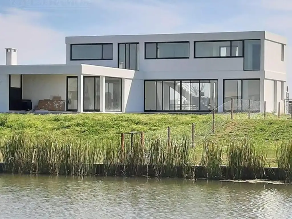 Casa  a estrenar a LAGUNA Muelles Puertos / Escobar