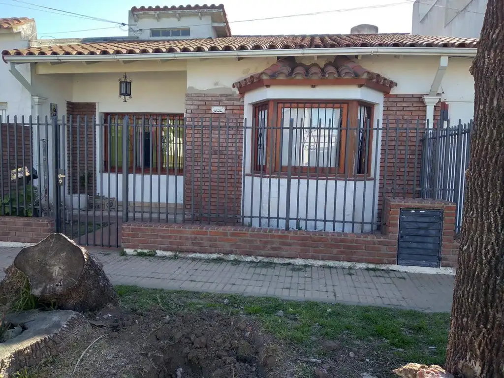 Casa en venta - 3 dormitorios 1 baño 1 cohera - 170mts2 - Lujan