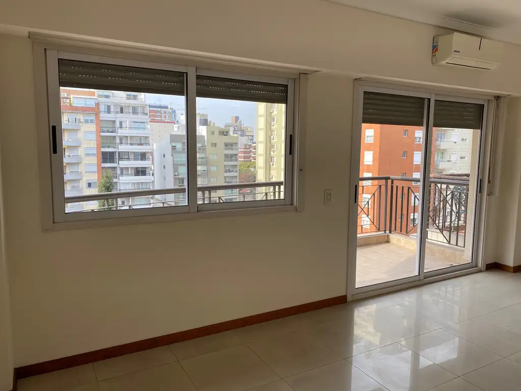 Semipiso de dos ambiente, totalmente luminoso vistas abiertas excelente estado. - Foto 0