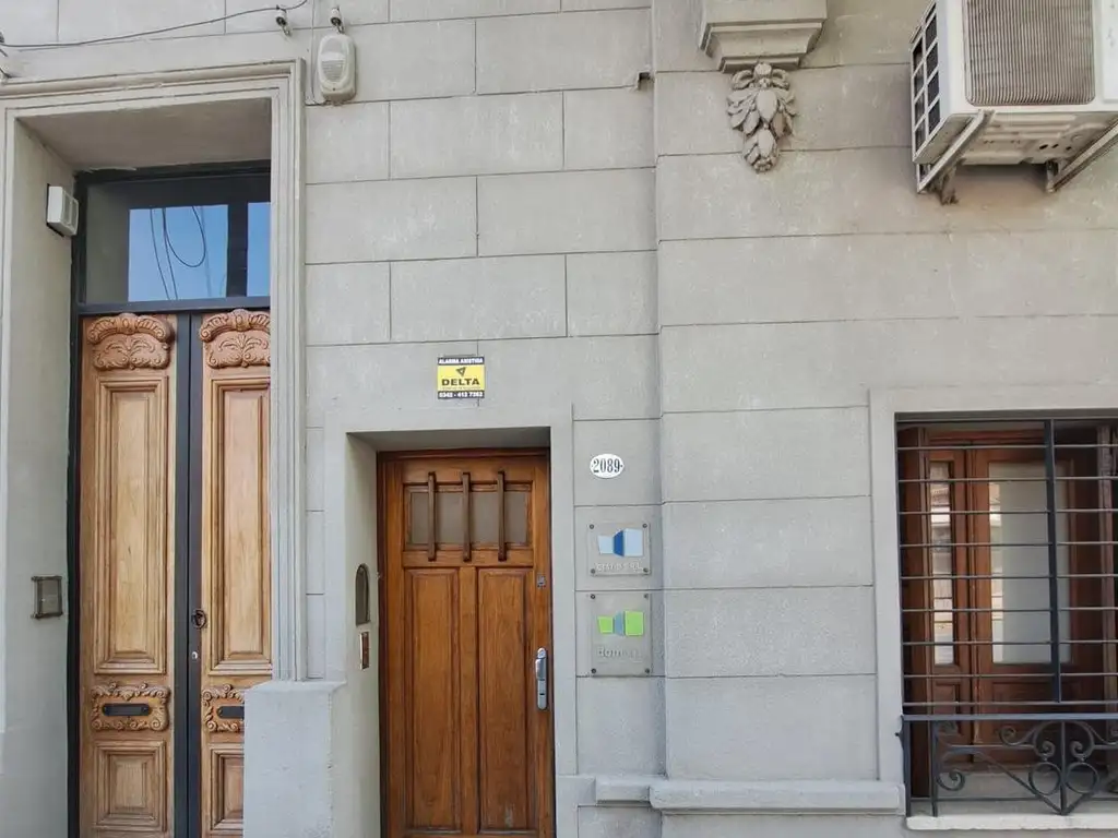 "CASA SOBRE AVENIDA URQUIZA PARA VIVIENDA U OFICINAS"