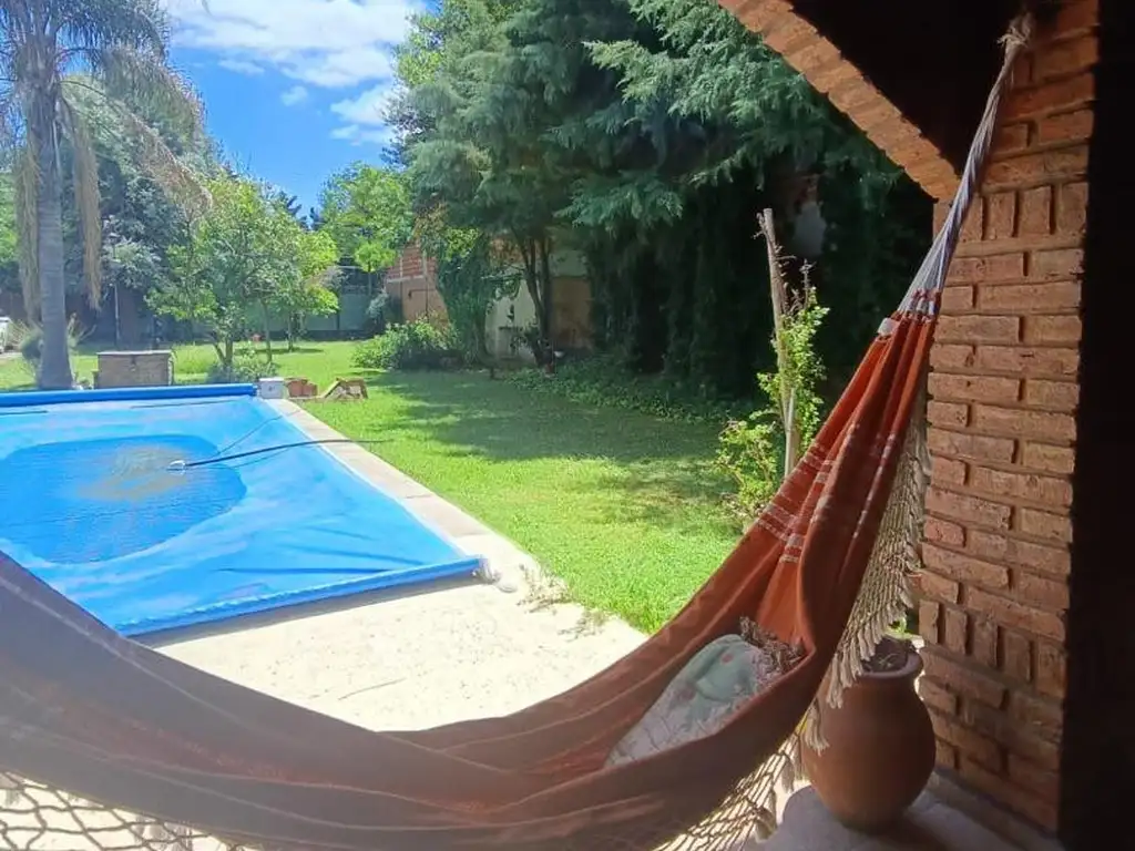 Casa Quinta con arboleda y piscina sobre Avenida